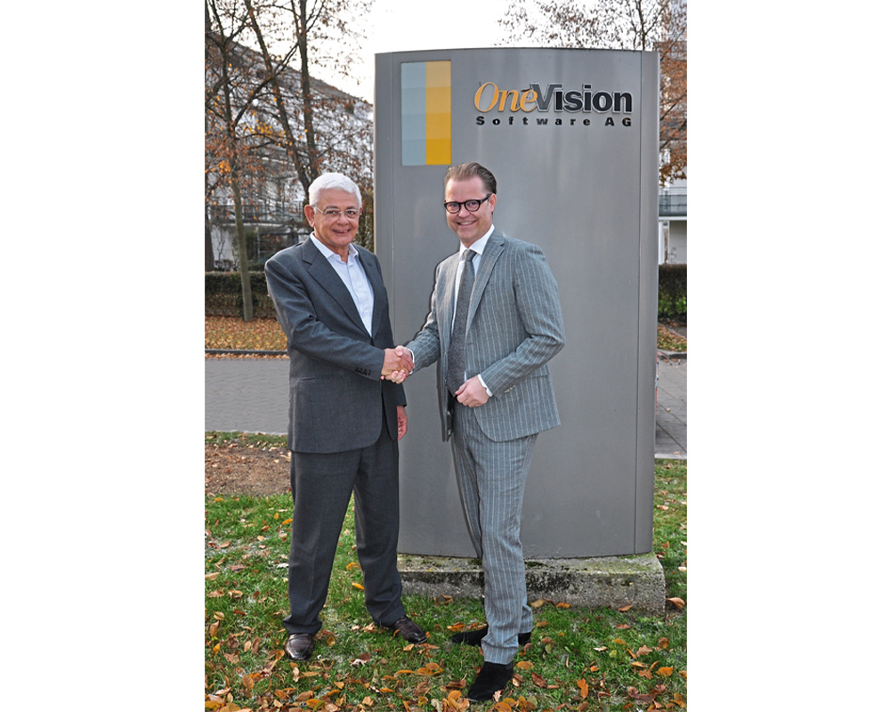 Hussein Khalil, CEO of OneVision Software, and Mathieu Peeters, Marketing Director B2B of Canon Deutschland GmbH, after contract conclusion
